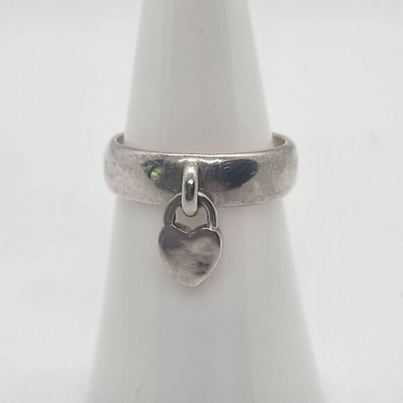 Jewelry - Sterling Silver Dangling Heart Ring (6.5)